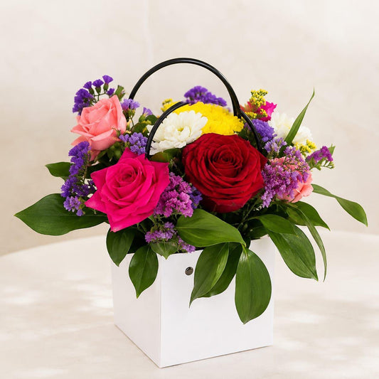 Composition Multicolore en Panier : Bouquet Multicolore Luxe en Panier Blanc - Livraison 24h