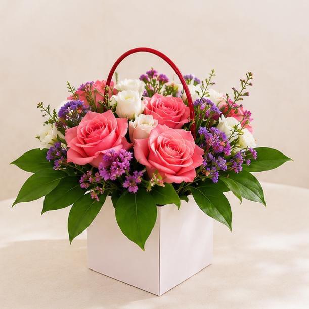 Roses Roses en Panier : Bouquet Roses Roses et Fleurs Violettes en Panier - Livraison 24h