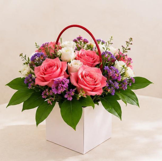 Roses Roses en Panier : Bouquet Roses Roses et Fleurs Violettes en Panier - Livraison 24h